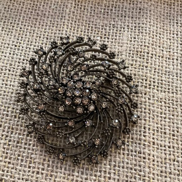Simply Vera Wang Rhinestone Spiral Brooch Pin Jewelry With Crystal Stones & Meta - Picture 2 of 10